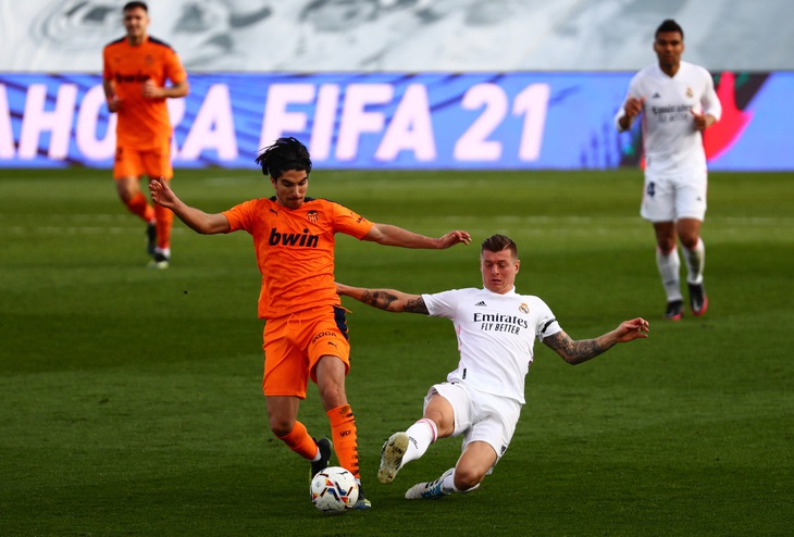 Thắng thuyết phục Valencia, Real lại vượt mặt Barca - Ảnh 2. Thắng thuyết phục Valencia, Real lại vượt mặt Barca - Ảnh 2.