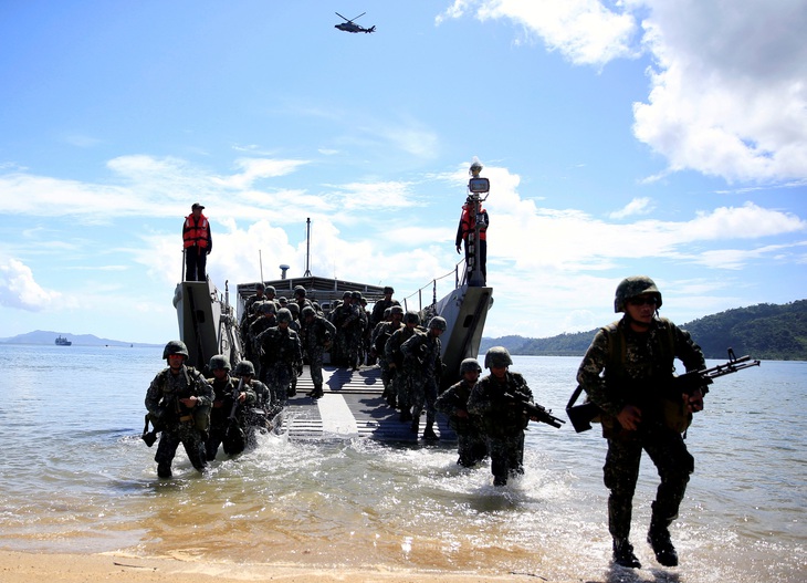 Philippines giải thích: Chỉ đòi công bằng chứ không tống tiền Mỹ - Ảnh 1. Philippines giải thích: Chỉ đòi công bằng chứ không tống tiền Mỹ - Ảnh 1.