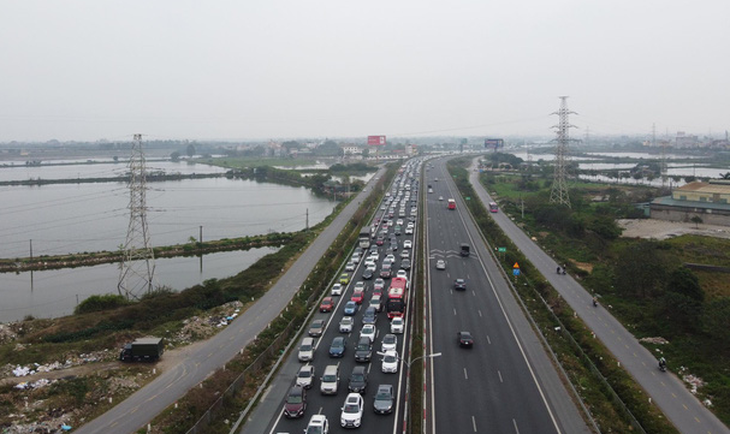 Hết Tết, ôtô ken đặc trên cao tốc Pháp Vân - Cầu Giẽ hướng về Hà Nội - Ảnh 3. Hết Tết, ôtô ken đặc trên cao tốc Pháp Vân - Cầu Giẽ hướng về Hà Nội - Ảnh 3.