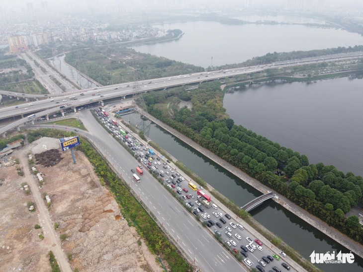 Hết Tết, ôtô ken đặc trên cao tốc Pháp Vân - Cầu Giẽ hướng về Hà Nội - Ảnh 5. Hết Tết, ôtô ken đặc trên cao tốc Pháp Vân - Cầu Giẽ hướng về Hà Nội - Ảnh 5.