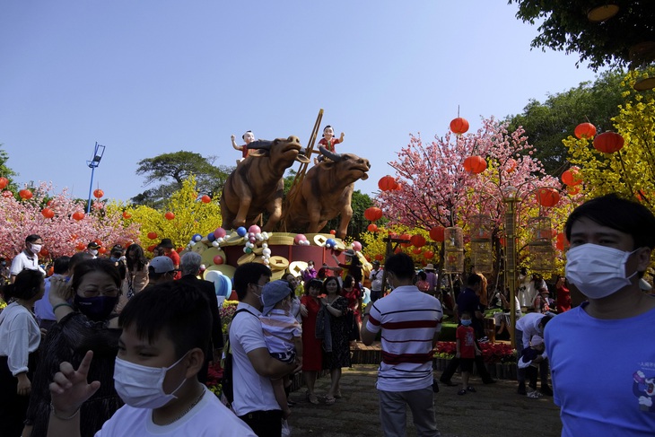 Bãi biển Vũng Tàu đông đúc ngày mùng 5 Tết - Ảnh 1.