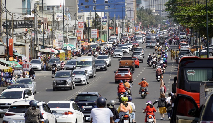 Bãi biển Vũng Tàu đông đúc ngày mùng 5 Tết - Ảnh 7.