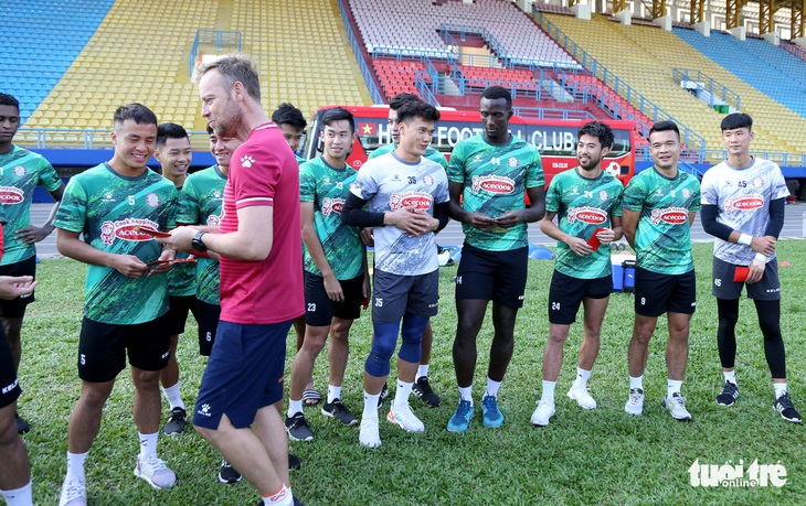 Sau lì xì đầu năm, Lee Nguyễn và các cầu thủ TP.HCM tập khai xuân gần 2 tiếng - Ảnh 2. Sau lì xì đầu năm, Lee Nguyễn và các cầu thủ TP.HCM tập khai xuân gần 2 tiếng - Ảnh 2.