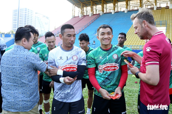Sau lì xì đầu năm, Lee Nguyễn và các cầu thủ TP.HCM tập khai xuân gần 2 tiếng - Ảnh 3. Sau lì xì đầu năm, Lee Nguyễn và các cầu thủ TP.HCM tập khai xuân gần 2 tiếng - Ảnh 3.