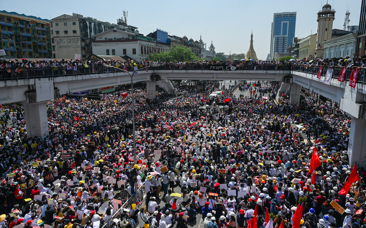 Biểu tình phản đối đảo chính lớn nhất ở Myanmar sau khi binh sĩ được triển khai