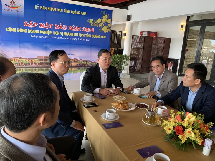 Chủ tịch tỉnh mời doanh nghiệp uống cà phê, lì xì và nghe hiến kế phát triển du lịch - Ảnh 2.