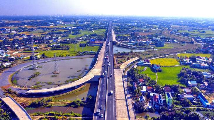 Chủ động làm đường đón sân bay - Ảnh 1.