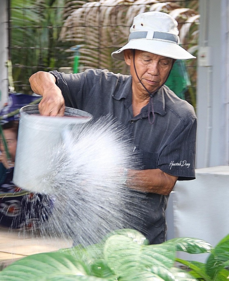 Người dân Bến Tre khóc ông Hai Nghĩa - một cán bộ gần dân, một người ông mẫu mực - Ảnh 2.