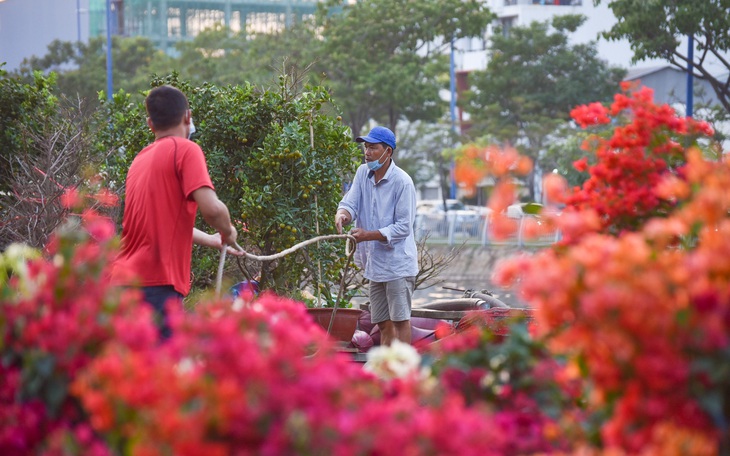 Thuyền hoa cập Bến Bình Đông chở tết đến Sài Gòn
