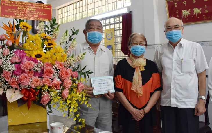 Trưởng Ban Tuyên giáo Thành ủy TP.HCM thăm, chúc mừng các thầy thuốc tiêu biểu