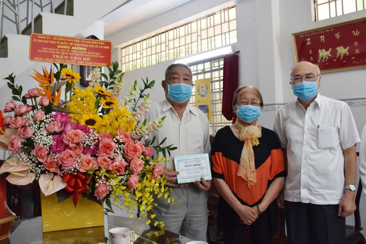 Trưởng Ban Tuyên giáo Thành ủy TP.HCM thăm, chúc mừng các thầy thuốc tiêu biểu - Ảnh 1.