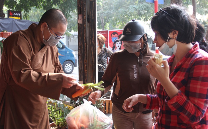 Đông đảo người dân đến với phiên chợ 0 đồng của MC Đại Nghĩa 