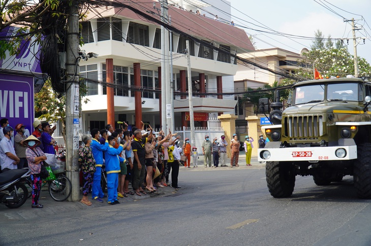 Xúc động hàng ngàn người dân tiễn đưa nguyên Phó thủ tướng Trương Vĩnh Trọng về nơi an nghỉ - Ảnh 8.