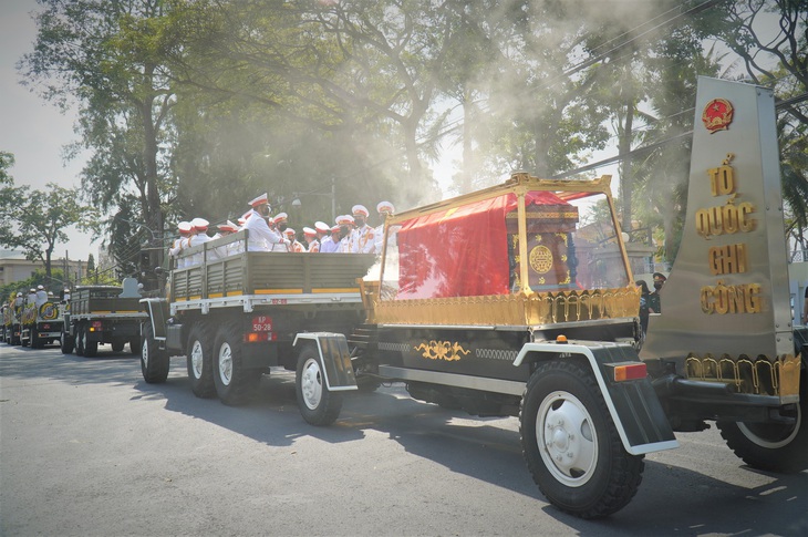 Xúc động hàng ngàn người dân tiễn đưa nguyên Phó thủ tướng Trương Vĩnh Trọng về nơi an nghỉ - Ảnh 1.