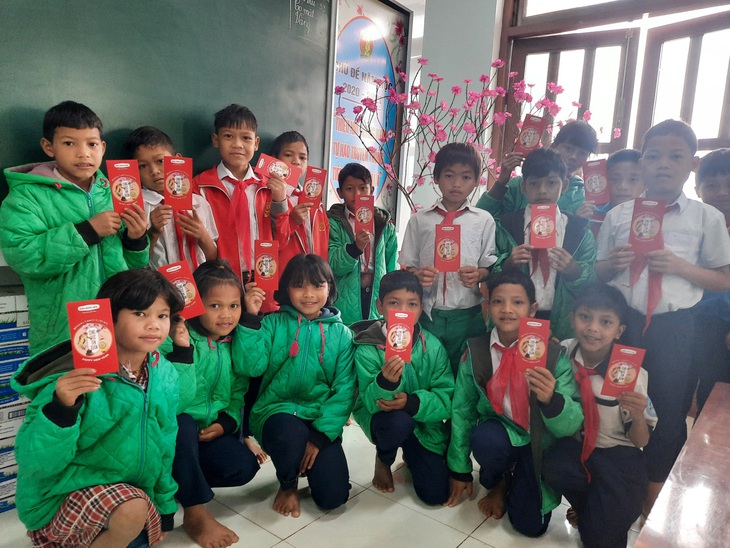 Học sinh chờ hàng dài để đo thân nhiệt, nhận quà đầu năm - Ảnh 3. Học sinh chờ hàng dài để đo thân nhiệt, nhận quà đầu năm - Ảnh 3.