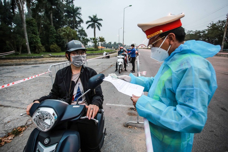 Nữ công nhân dương tính rồi lại âm tính với COVID-19 - Ảnh 1.