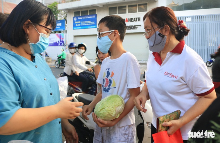 Người trẻ Sài Gòn thuê xe ra tận Hải Dương mua bắp cải về bán giá... 0 đồng - Ảnh 3.