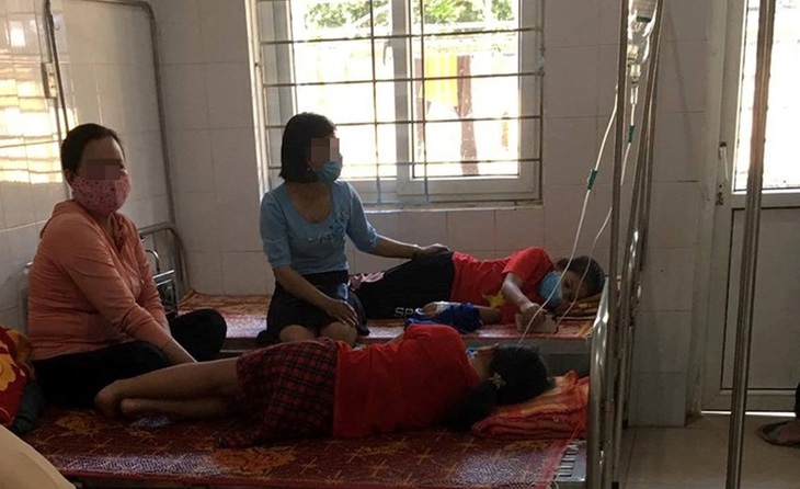 18 học sinh tiểu học nhập viện sau bữa trưa ở trường - Ảnh 1. 18 học sinh tiểu học nhập viện sau bữa trưa ở trường - Ảnh 1.