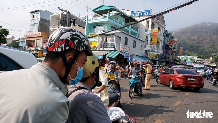 Hàng ngàn người đổ về viếng Bà chúa xứ Núi Sam dịp rằm tháng giêng - Ảnh 2.