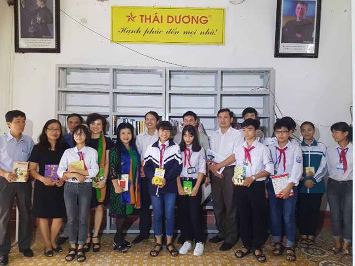 Phó Tổng GĐ Sao Thái Dương phát động chương trình xây dựng Tủ sách lớp học - Ảnh 1. Phó Tổng GĐ Sao Thái Dương phát động chương trình xây dựng Tủ sách lớp học - Ảnh 1.