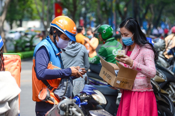 Mua hải sản tươi ngon qua Facebook, trả tiền xong khui hàng thấy toàn... đá cục - Ảnh 1.