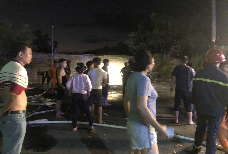 Giặc lửa thiêu rụi hàng ngàn mét vuông vườn trái cây sát bên cụm công nghiệp - Ảnh 2. Giặc lửa thiêu rụi hàng ngàn mét vuông vườn trái cây sát bên cụm công nghiệp - Ảnh 2.