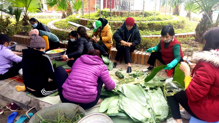 Nấu bánh chưng gửi tặng chốt kiểm soát phòng chống dịch COVID-19 - Ảnh 3.