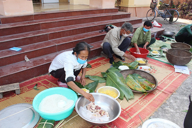 Nấu bánh chưng gửi tặng chốt kiểm soát phòng chống dịch COVID-19 - Ảnh 1.