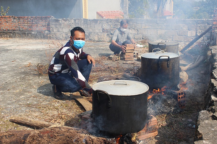 Nấu bánh chưng gửi tặng chốt kiểm soát phòng chống dịch COVID-19 - Ảnh 2.