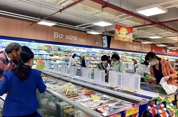 đông đúc khách mua há cảo chà giò hoành thánh được làm sẵn đang bán tại siêu thị co opmart - ảnh linh lan đông đúc khách mua há cảo chà giò hoành thánh được làm sẵn đang bán tại siêu thị co opmart - ảnh linh lan