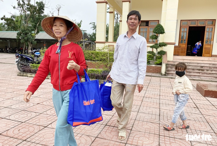 Bà con, học sinh nghèo Hà Tĩnh vui mừng nhận quà Tết sẻ chia - Ảnh 8.