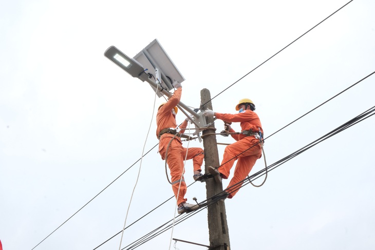 Lắp đặt tuyến đường năng lượng mặt trời trong Ngày thanh niên cùng hành động - Ảnh 1.