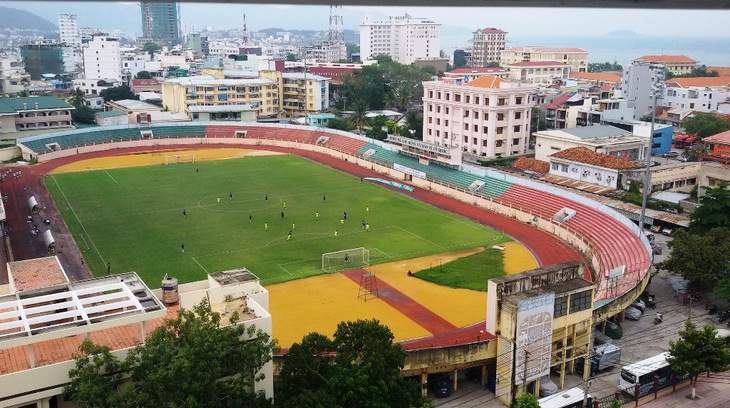 Tháo treo, sửa lại nhà thi đấu và sân vận động Nha Trang, dân mừng - Ảnh 1.