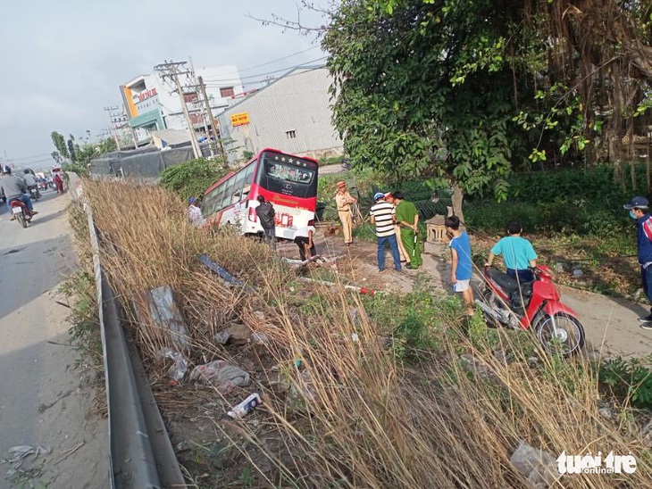 Xe khách lao xuống kênh Bà Đắc, nhiều hành khách may mắn thoát chết - Ảnh 3.