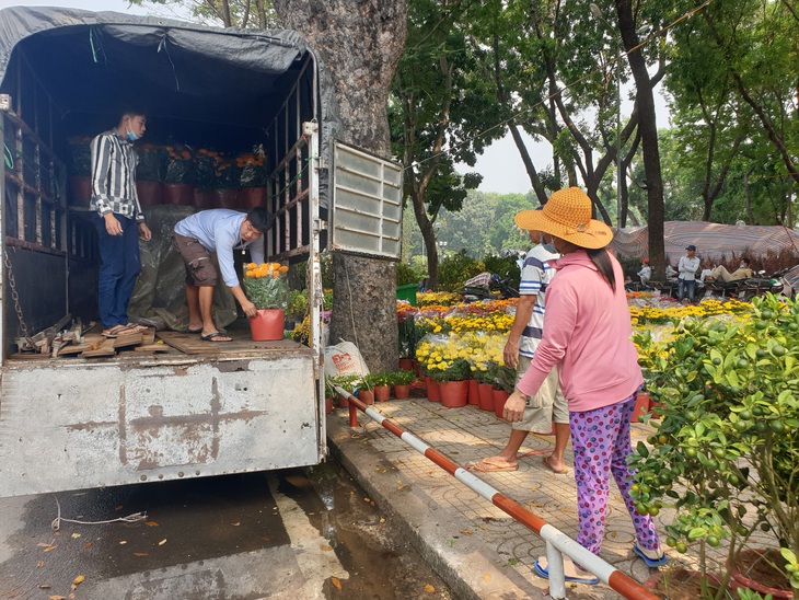 Hoa ế, người bán vẫn tự tin giữ giá, người mua canh me chờ giảm - Ảnh 7.