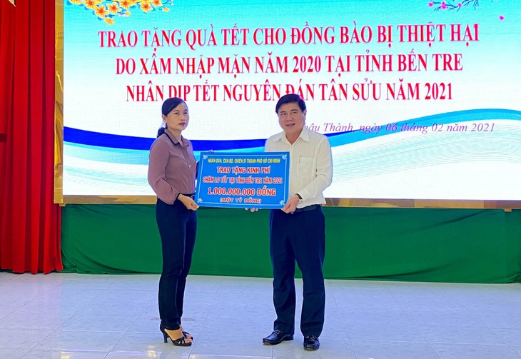 Lãnh đạo TP.HCM chúc tết, hỗ trợ bà con khó khăn tại Củ Chi và Bến Tre - Ảnh 3.