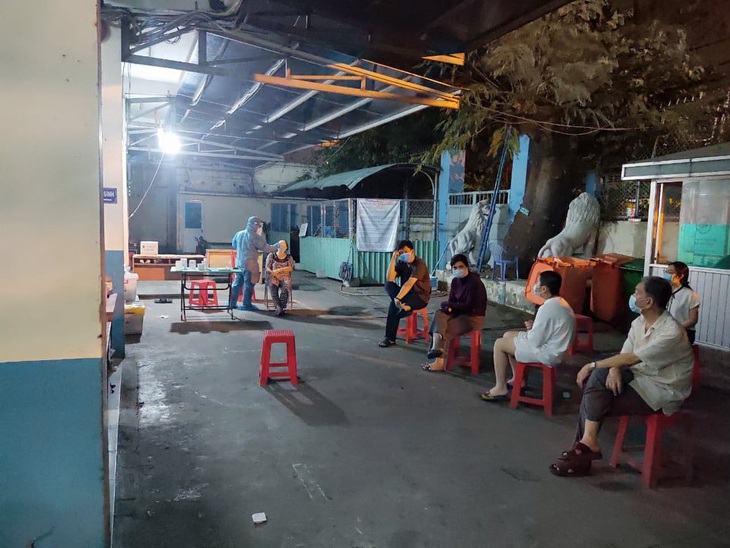 TP.HCM: Đồng loạt xét nghiệm lần 2 cho trên 1.000 nhân viên sân bay đi làm ngày mai - Ảnh 1. TP.HCM: Đồng loạt xét nghiệm lần 2 cho trên 1.000 nhân viên sân bay đi làm ngày mai - Ảnh 1.