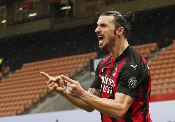 Ibrahimovic ghi bàn thứ 500 và 501, AC Milan trở lại ngôi đầu bảng - Ảnh 1.