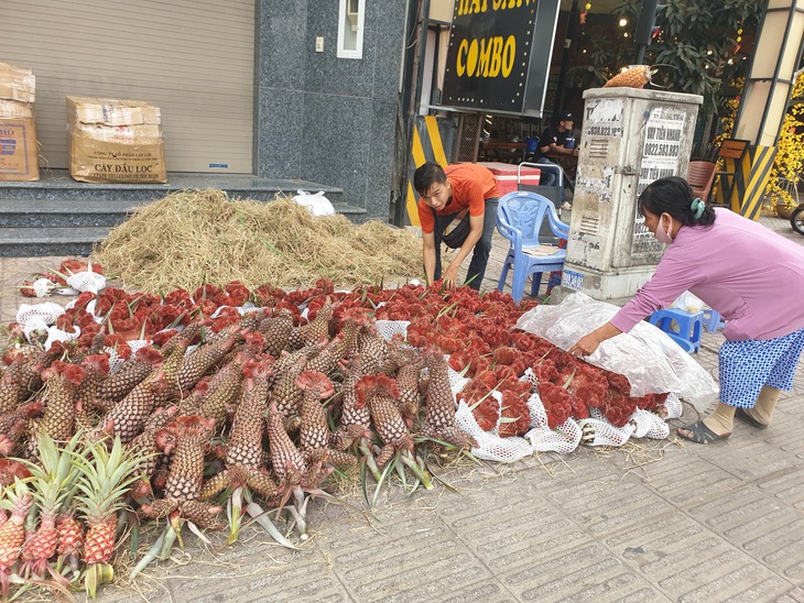 Sức mua chậm còn gặp mưa, người bán hoa trái ở Sài Gòn lo sốt vó - Ảnh 5.