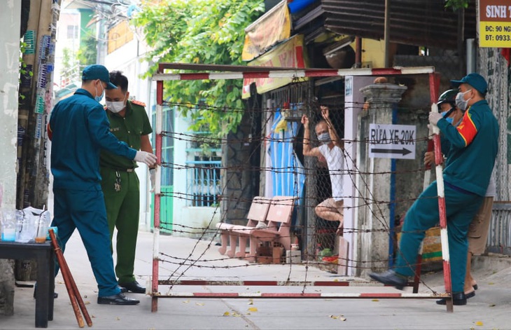 TP.HCM phong tỏa thêm khu nhà trọ số 90, đường Nguyễn Phúc Chu, phường 15, Tân Bình - Ảnh 1.