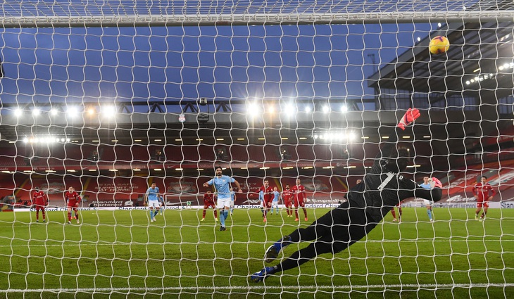 Alisson mắc sai lầm, Liverpool thảm bại trước Man City - Ảnh 1.