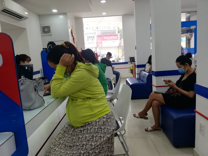Ngày làm việc cuối của ngân hàng trước kỳ nghỉ tết: phòng giao dịch khá đông, ATM bớt kẹt - Ảnh 2. Ngày làm việc cuối của ngân hàng trước kỳ nghỉ tết: phòng giao dịch khá đông, ATM bớt kẹt - Ảnh 2.