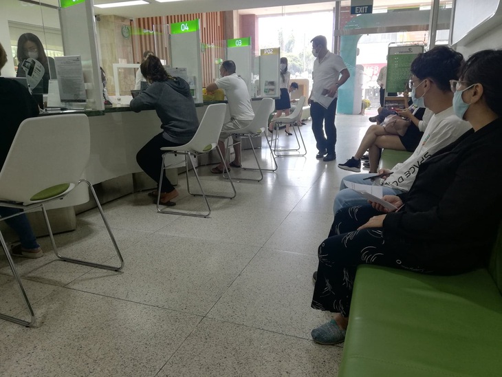 Ngày làm việc cuối của ngân hàng trước kỳ nghỉ tết: phòng giao dịch khá đông, ATM bớt kẹt - Ảnh 1. Ngày làm việc cuối của ngân hàng trước kỳ nghỉ tết: phòng giao dịch khá đông, ATM bớt kẹt - Ảnh 1.