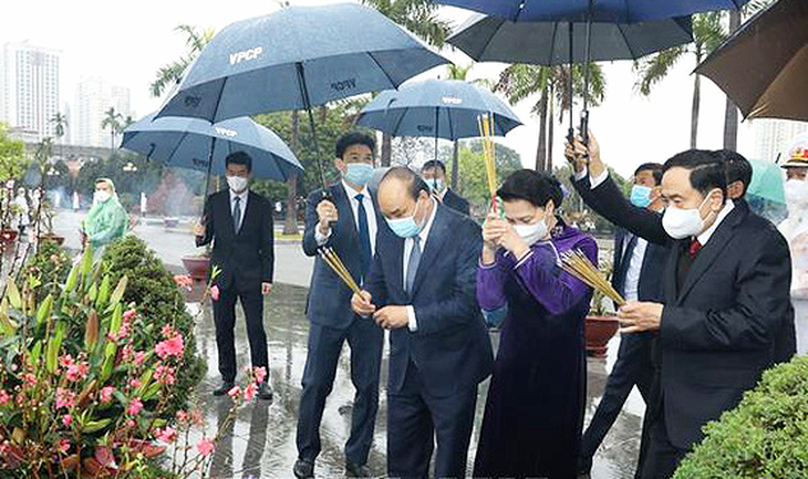 Lãnh đạo Đảng, Nhà nước vào lăng viếng Chủ tịch Hồ Chí Minh nhân dịp Tết Tân Sửu - Ảnh 1.