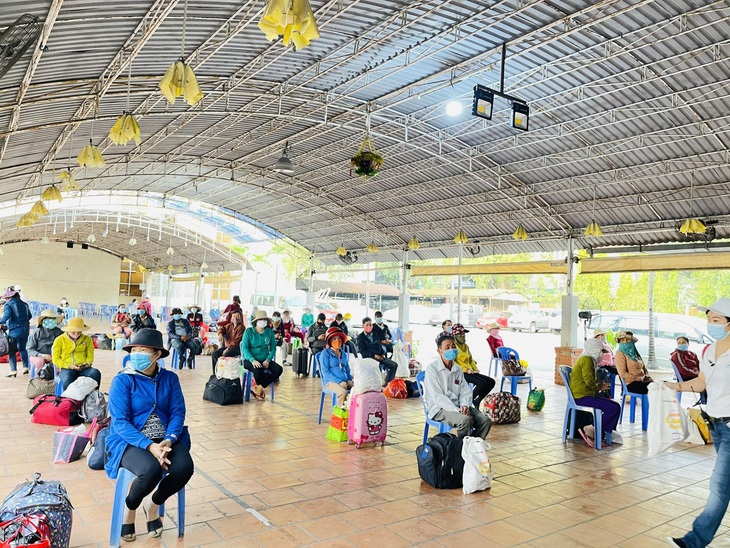 Cái Tết đoàn viên và số tiền chữa bệnh cho má của chàng sọ dừa bán vé số - Ảnh 4. Cái Tết đoàn viên và số tiền chữa bệnh cho má của chàng sọ dừa bán vé số - Ảnh 4.
