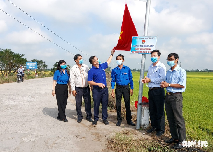 Thắp sáng đoạn đường biên giới An Giang để phòng chống COVID-19 - Ảnh 1.