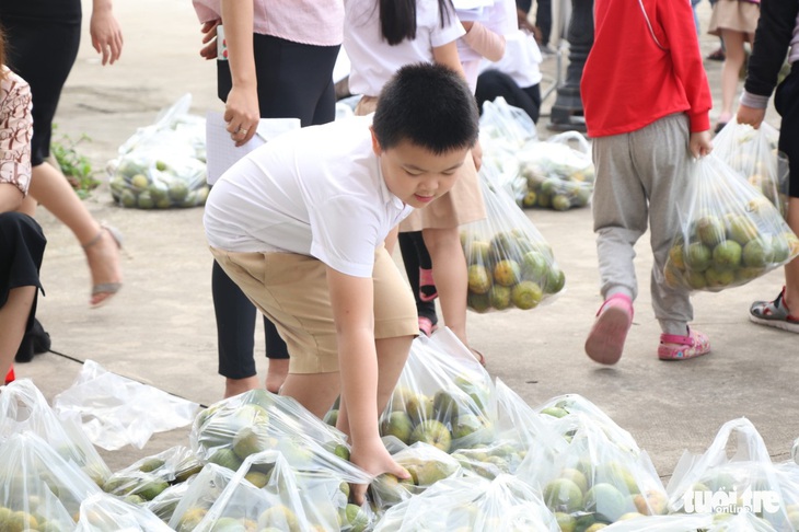 Cô trò Hà Tĩnh vừa giải cứu nông sản vừa ‘Cùng Tuổi Trẻ góp vắc xin COVID-19’ - Ảnh 3.