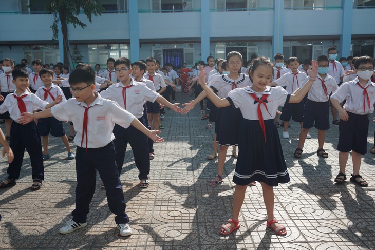 Học sinh béo phì, bị tật khúc xạ là do... sử dụng các thiết bị điện tử? - Ảnh 1.