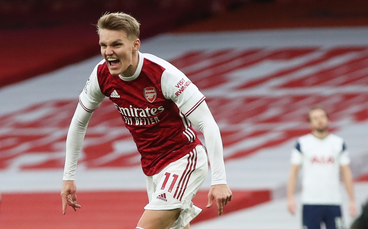 Arsenal thắng ngược Tottenham tại Emirates