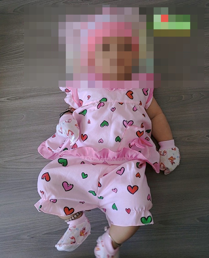Giữa đêm khuya, bỏ bé gái 3 tháng tuổi trước nhà dân rồi bỏ đi - Ảnh 1. Giữa đêm khuya, bỏ bé gái 3 tháng tuổi trước nhà dân rồi bỏ đi - Ảnh 1.